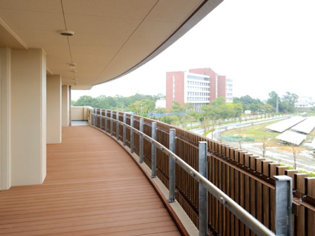広々とした屋上のテラス テラス 広々としたテラスは、晴れた日には快適な休憩スペースとして最適です。景色も楽しめます。