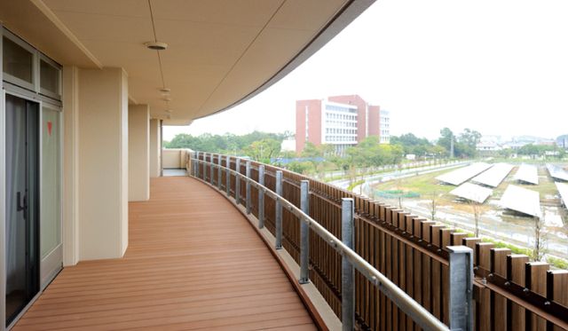 広々とした屋上のテラス テラス 広々としたテラスは、晴れた日には快適な休憩スペースとして最適です。景色も楽しめます。