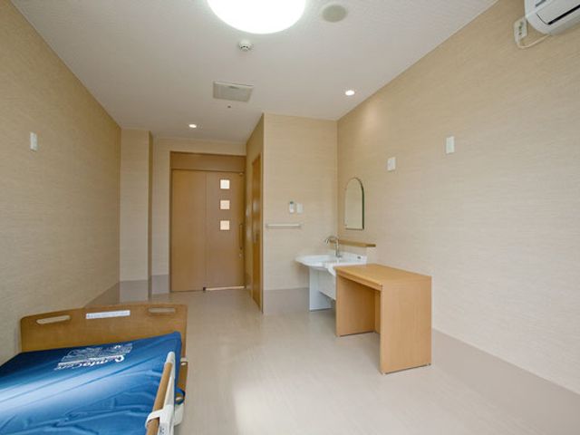 シンプルな居室 居室 シンプルな設計の居室です。自然光が窓から差し込み、落ち着いた雰囲気を感じられます。
