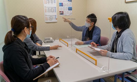 スタッフと利用者の打合せ