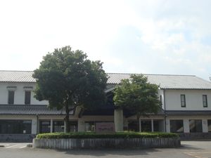 外観と植栽の建物前  