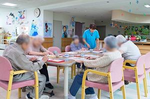 活動の様子を描写したリビング