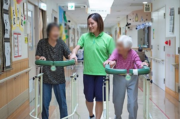 明るい廊下で人々が活動中