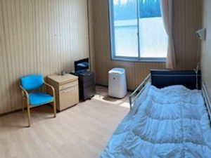 明るい居室の窓際  