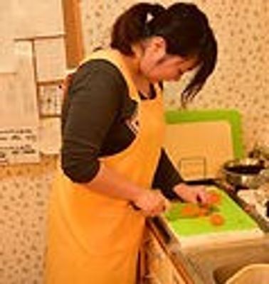 調理する女性のキッチン