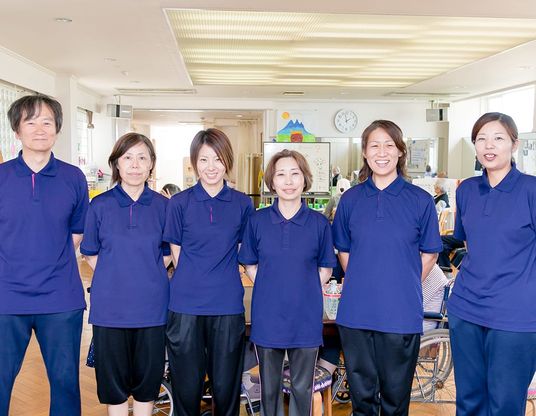 笑顔のスタッフたち室内