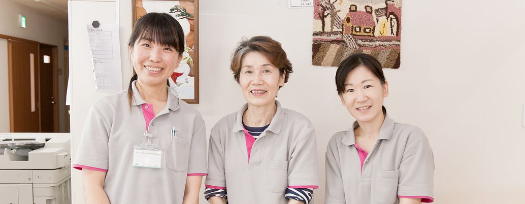 笑顔のスタッフがいる廊下  