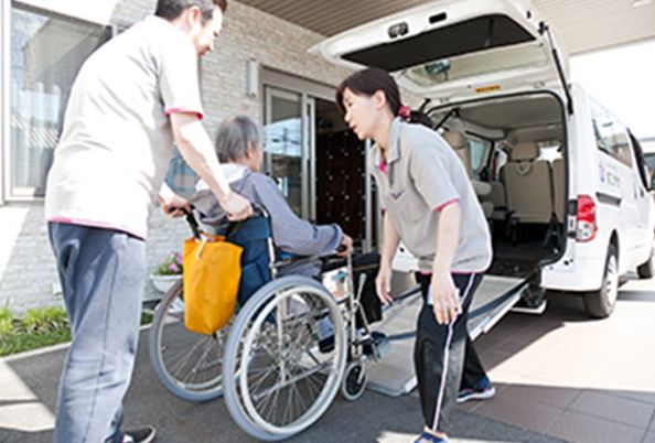 車椅子の介助の様子