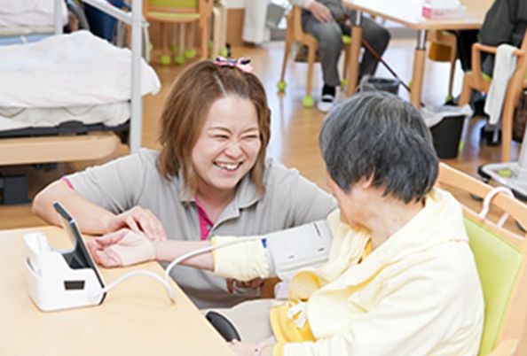 笑顔で対応するスタッフ