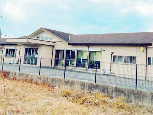 外観の平屋建物  