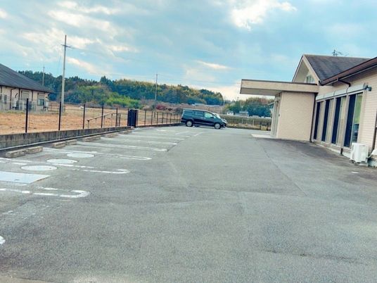 広い駐車場の外観  