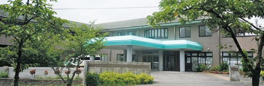 緑が豊かな建物外観