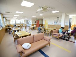 居心地の良い明るいラウンジ