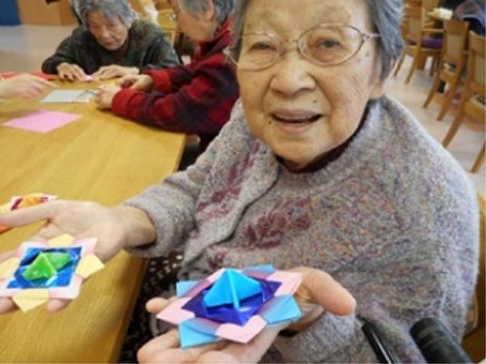 手作業を楽しむ利用者
