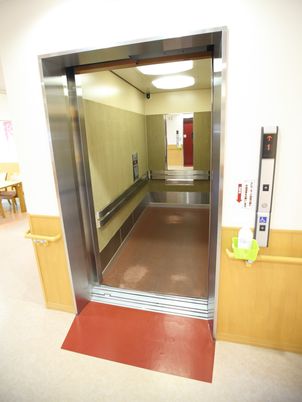 エレベーターの開いた扉