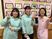 笑顔のスタッフ3人の掲示前  