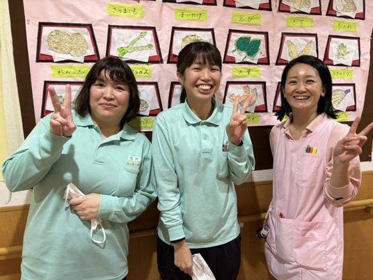 笑顔のスタッフ3人の掲示前  