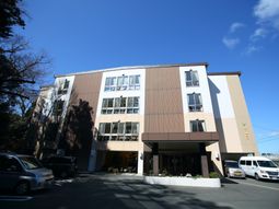 明るい建物の外観