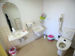 清潔なトイレと洗面台