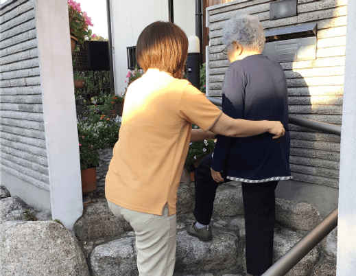 階段を上る入口