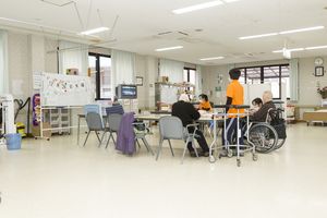 人々が集う室内空間