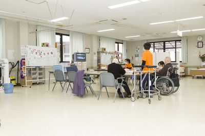 人々が集う室内空間