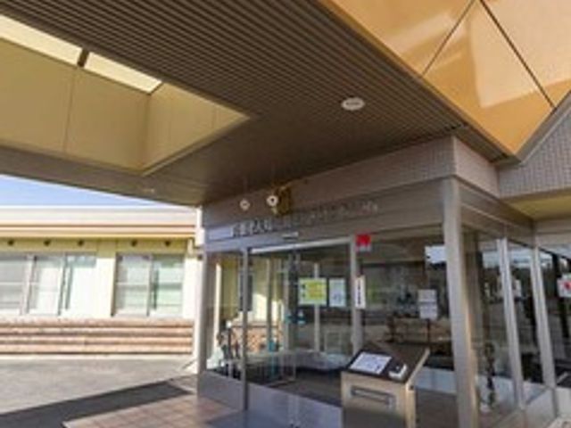 開放的なエントランス エントランス 広々とした入り口は、毎日の通勤を快適に始めることができます。明るい空間が魅力です。