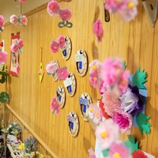 壁の装飾が施された廊下