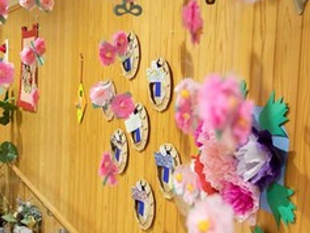 壁の装飾が施された廊下 廊下 明るく楽しい雰囲気を演出するために、壁に花の飾り付けが行われている通路です。