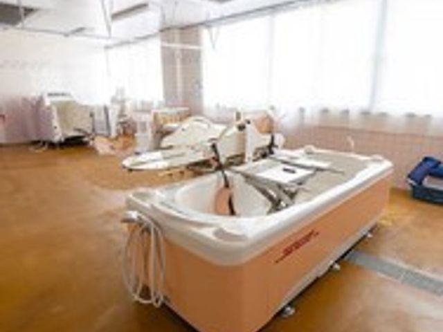 光が差し込む浴室 浴室 自然光がたっぷり入る明るい浴室です。快適な入浴のための設備が整っています。