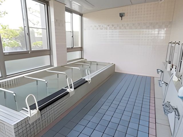 清潔感のある浴室 浴室 窓からの自然光が心地よい明るい空間です。設備が整い、ゆったりと利用いただけます。