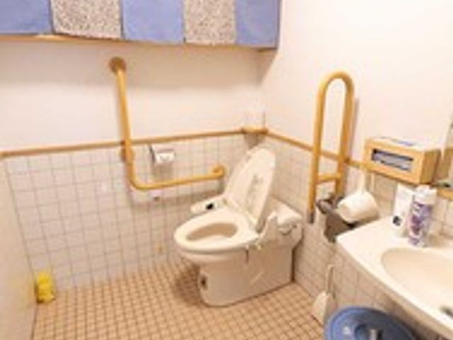 広々としたトイレ トイレ   明るく清潔なトイレで、手すりも設置されており安心してご利用いただけます。