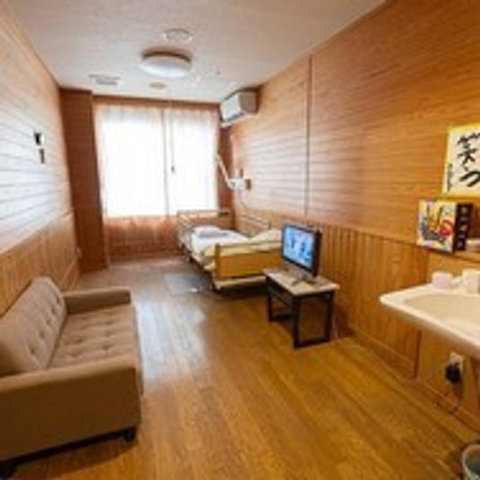 明るい個室の居室  