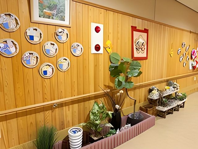 飾られた廊下 廊下 飾り付けが施された明るい廊下です。植物や壁の装飾が、温かみのある雰囲気を演出しています。