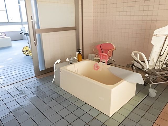 広い浴室の一角 浴室 広々としたスペースには、安全に配慮された設備が整っています。窓から自然光も差し込みます。