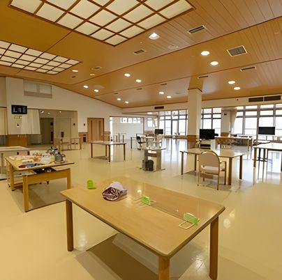 自然光が差し込む多目的室
