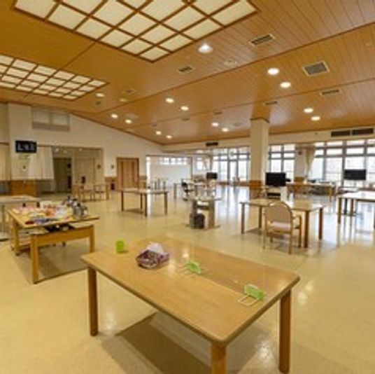 自然光が差し込む多目的室