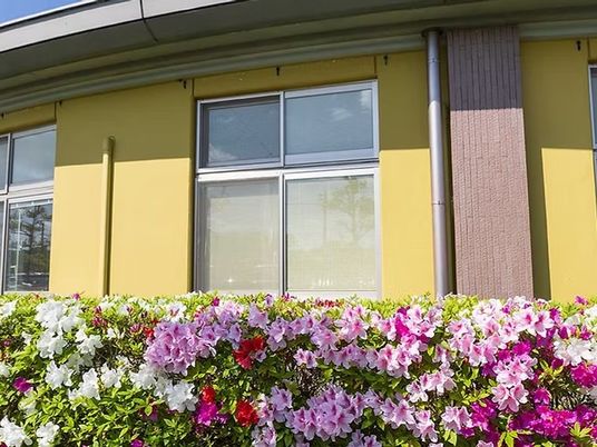 花壇のある外観  