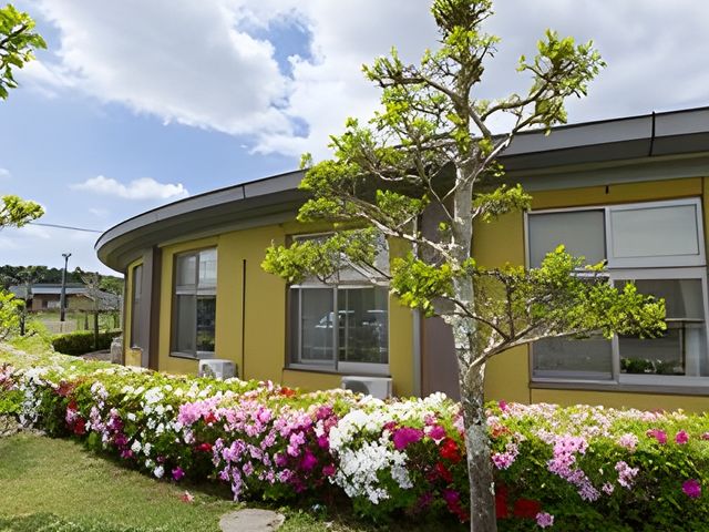 色とりどりの庭 庭 色鮮やかな花々に囲まれた建物で、リラックスできる環境が整っています。