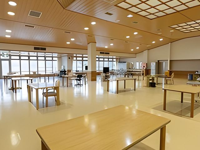 明るい空間のダイニングルーム ダイニングルーム 広々とした明るい空間が特徴のエリアです。自然光が差し込み、快適にくつろげます。