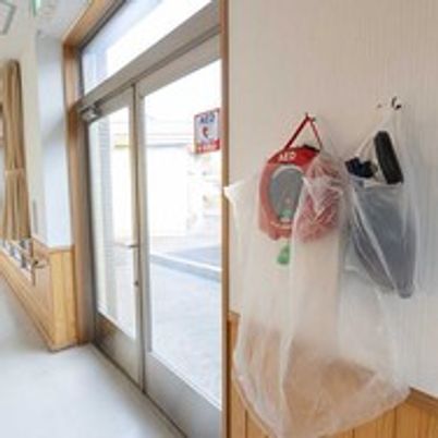 AEDと出入口の廊下
