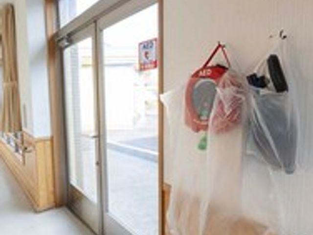 AEDと出入口の廊下 廊下 AEDが設置された廊下です。採光の良い空間が、安心して移動できる雰囲気を作っています。