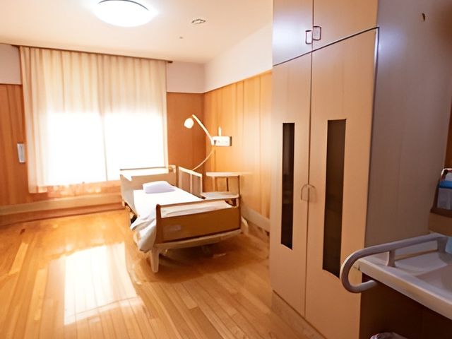 自然光の入る居室 居室 広々とした居室は、自然光がたっぷり入り、明るく快適な環境です。温かみのある木の床が特徴です。