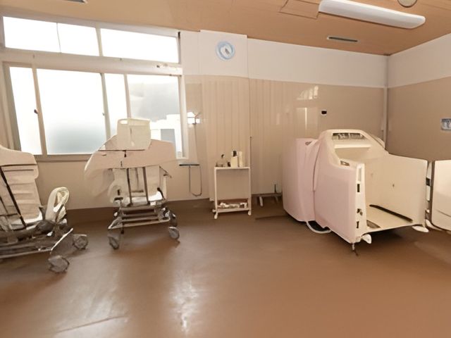 機能訓練室の様子 機能訓練室 温かみのある木目調の天井と大きな窓から差し込む自然光で、明るく快適な空間です。