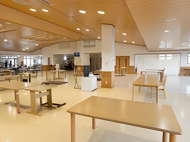 広々としたラウンジ ラウンジ 広々とした空間で、自然光がたっぷり入るラウンジです。リラックスできる環境が整っています。