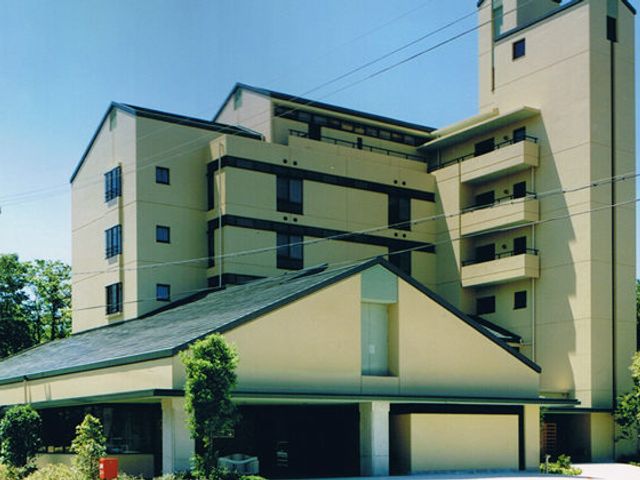 高層建物の外観 外観 緑に囲まれた高層の建物です。快適な環境で業務を希望する方に最適です。