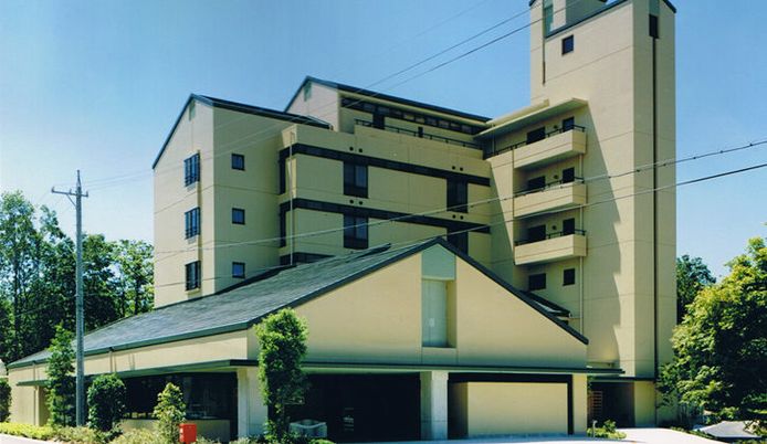 緑に囲まれた建物外観  