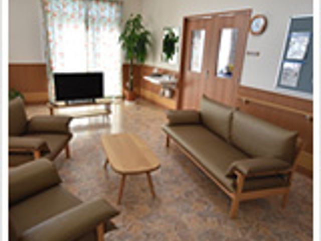 広々としたソファのあるラウンジ ラウンジ 自然光が入るラウンジでゆったりと休憩できます。落ち着いた雰囲気の中でリフレッシュしませんか。