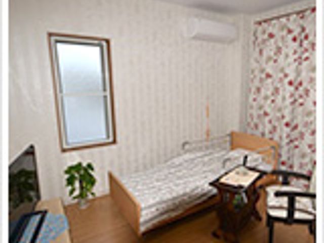 明るい個室の居室 居室 自然光が差し込む個室です。快適な就業環境を感じられる空間になっています。