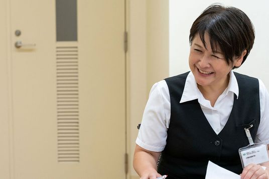 笑顔のスタッフと手紙